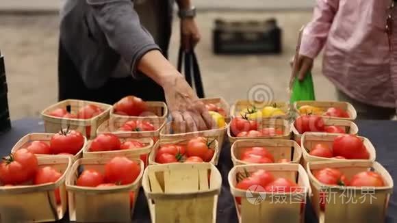 新鲜有机农产品街头市场销售视频