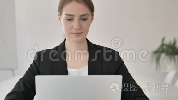 情感老女人亲手制作的心视频