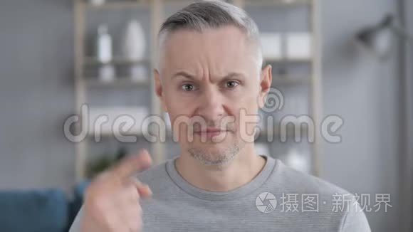 愤怒的白发男人在工作中的问题视频