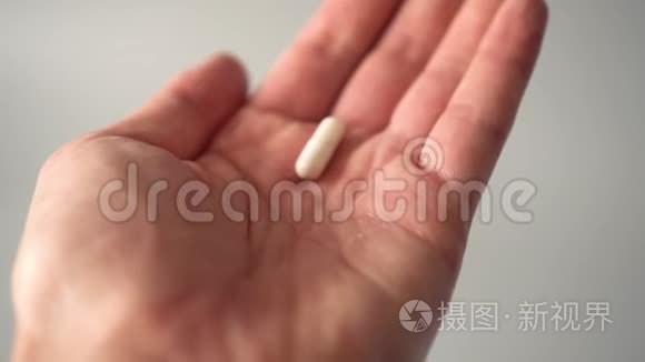 医用白色胶囊落入你的手掌视频