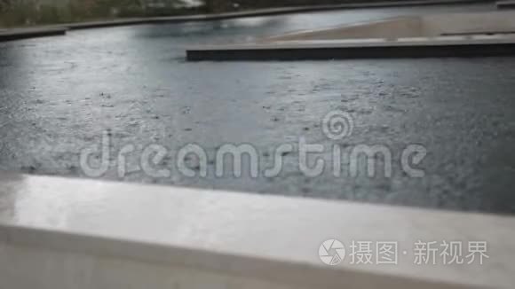 外面在下雨。 雨滴掉进水里。 慢动作。 关门