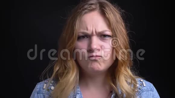 白种人成年女性的特写肖像，短而金发，做出不同的面部表情，扮演一个傻瓜视频的预览图