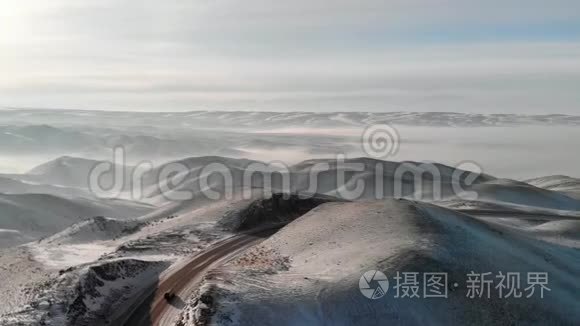 汽车在雪山间的公路上行驶视频