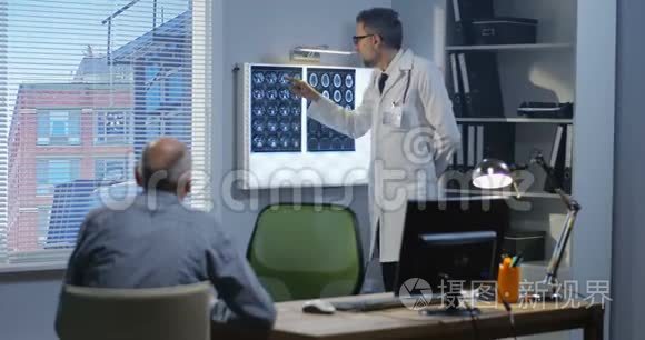 男性医生向病人解释脑部扫描视频