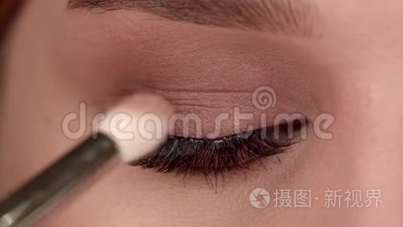 美容院的眼部模特特写视频