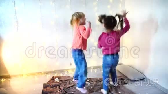 两个孩子在家跳舞圣诞派对视频