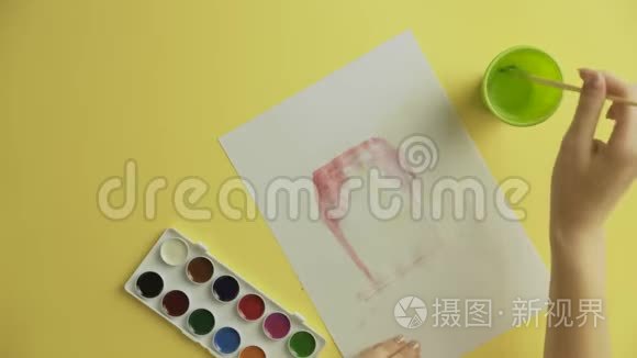 女画家画水彩颜料的俯视图视频