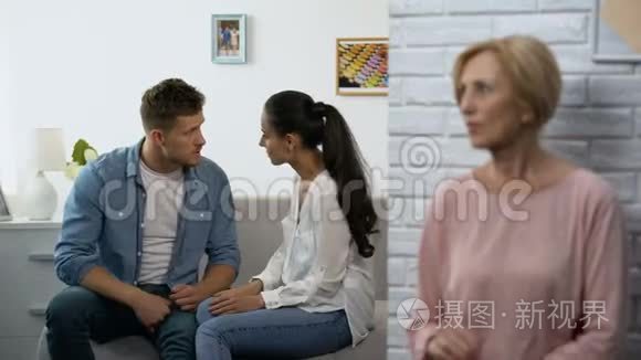 满意婆婆偷偷听小夫妻吵架，家庭矛盾