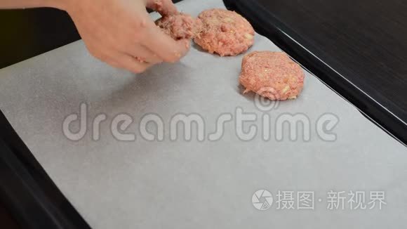 厨师被放置在一个烤盘上做肉片视频