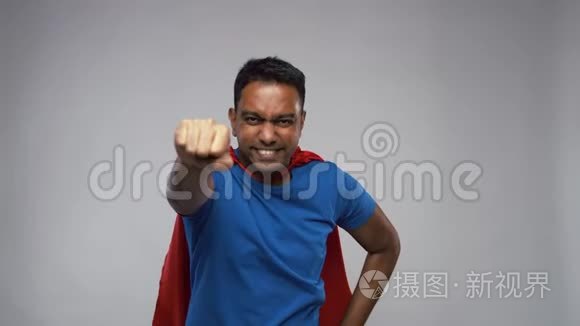 印度男子超级英雄披风飞过灰色视频