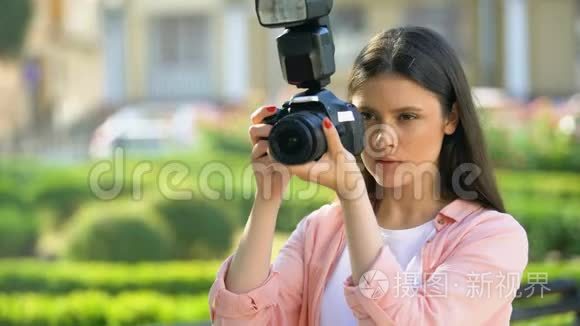 在公园里用相机拍摄的女摄影师视频