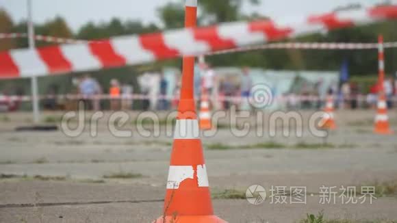 围栏胶带和路锥在过路人的背景下