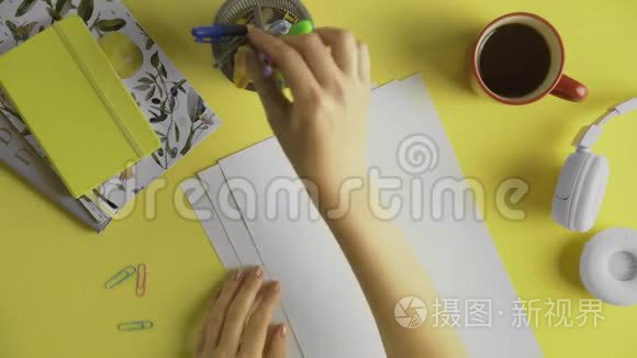 女性手绘纸裙俯视图视频