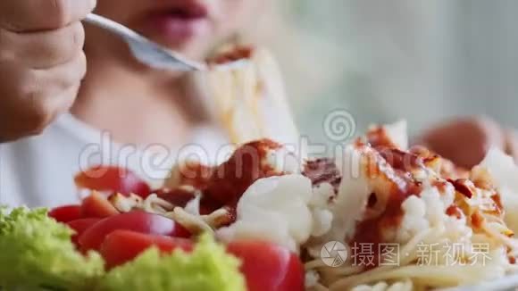 一个小女孩正在吃意大利面特写视频