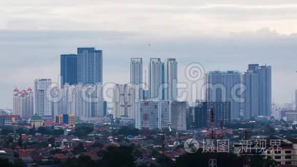 在雨天雅加达市的时间推移全景。 印度尼西亚。