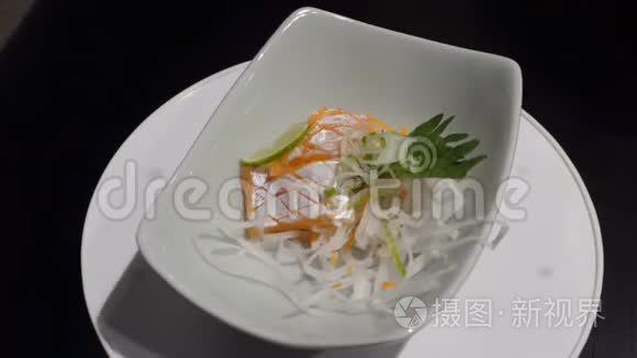日本传统餐盘生鲜肚三文鱼刺身视频
