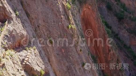 登山者攀登一座很高的山的斜坡视频