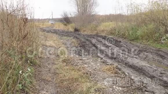 秋季不通的乡村道路滑视频