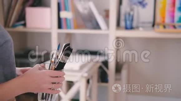 艺术家女士整理工作场所的用品视频