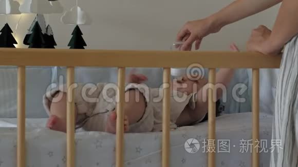 妈妈从婴儿床的精品店里喂婴儿视频