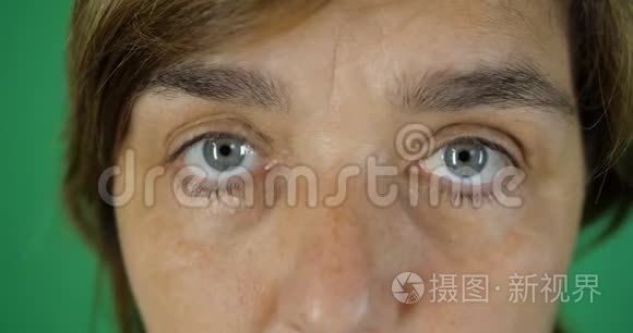 4一个成年女人的k灰蓝色的眼睛一个惊讶的近距离血色