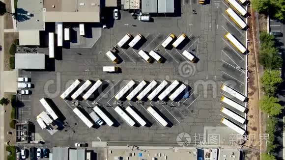 汽车和卡车停车场的鸟瞰图。