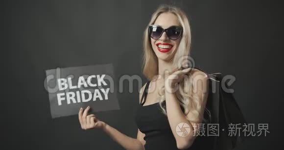 有黑色星期五海报的快乐女人视频