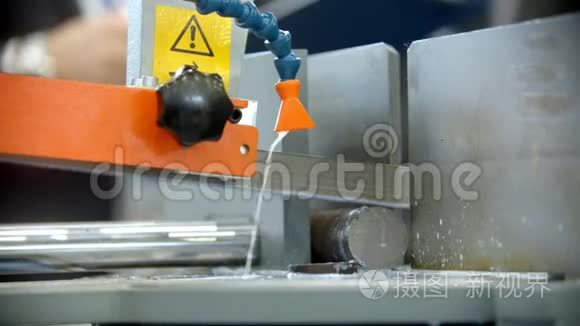 一种工业机器，用液体制造来覆盖装配线