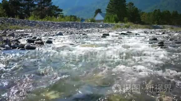 山河在岩石上跑得很快视频