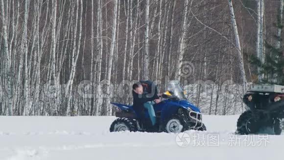 冬天的森林。 一个男人用雪车解决问题，一个女人骑在他身边