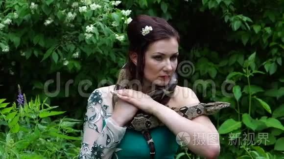 女人脖子上摆着一条蛇