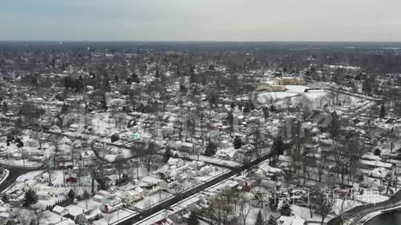 雪后的鸟瞰小镇视频