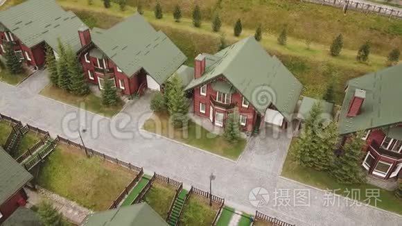 同样的房子有一个绿色的屋顶视频