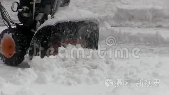 人用吹雪机清除车道上的积雪视频