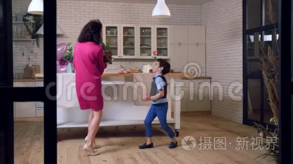 欢乐的混血家庭在厨房跳舞视频