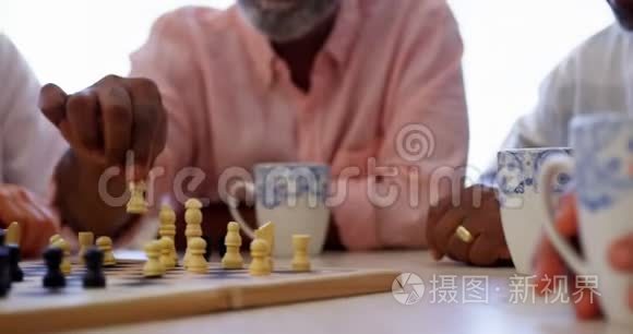 活跃的混血老人在养老院下棋视频