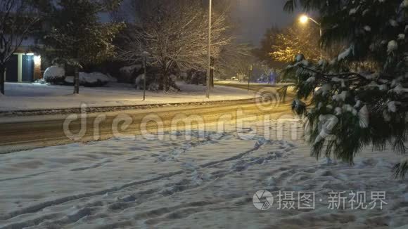 冬夜自然背景.. 美丽的冬夜景观，在住宅区有新鲜的雪和灯笼