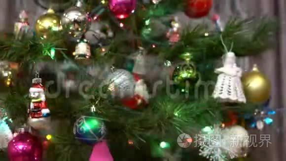 装饰圣诞树特写。 圣诞节假期。 圣诞树上装饰着圣诞玩具和灯。