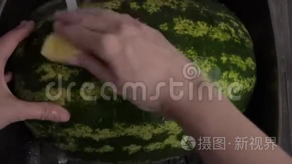 女洗手用海绵洗大西瓜厨房水槽视频