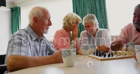 活跃的混血老人在养老院下棋视频