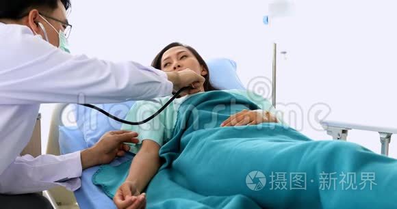 男性医生用听诊器检查女性患者`呼吸。