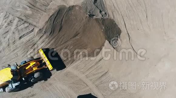 挖掘机正在采矿场挖沙视频
