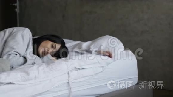 睡不着的女人在床上