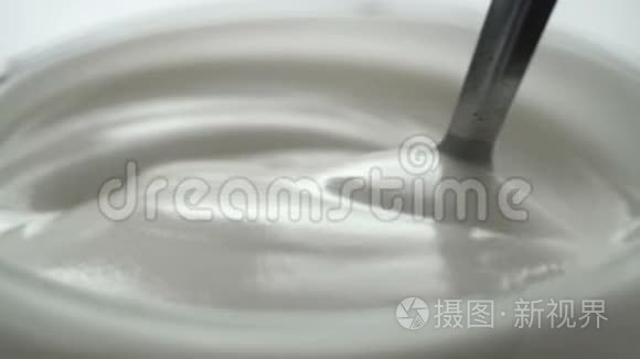 视频拍摄，在杯中用勺子搅拌酸奶的慢动作