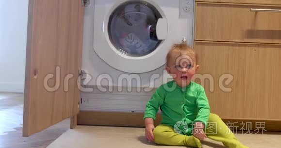 小孩正在检查洗衣机视频