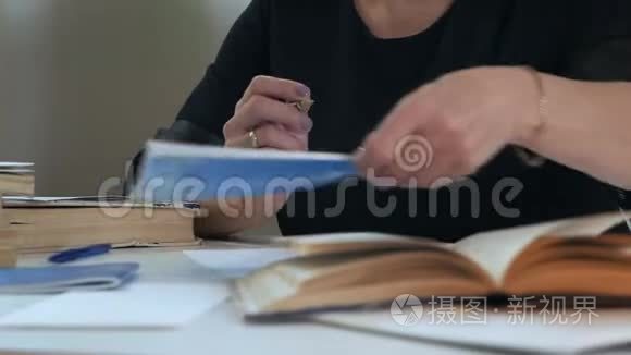 一个戴眼镜的女人，手里拿着铅笔，在纸上做笔记，思考和思考，写一首诗，一首诗