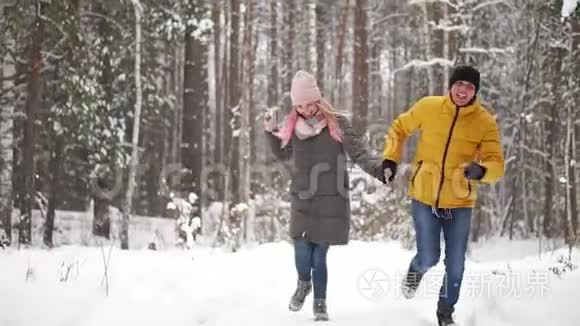 一对年轻漂亮的夫妇在公园里玩得很开心，跑着牵着手。 情人节`爱情故事