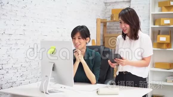 亚洲女商人在办公室里使用平板电脑