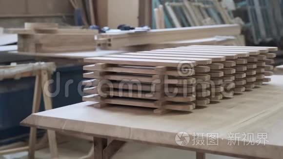 木工车间男木工折叠木栅栏视频