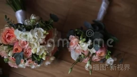 新娘花束放在桌子上。 优雅的婚礼新娘的花束。